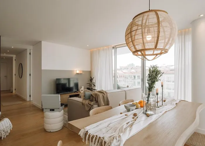 Pescaia - 2 Bedrooms And 2 Balconies In Alvalade *