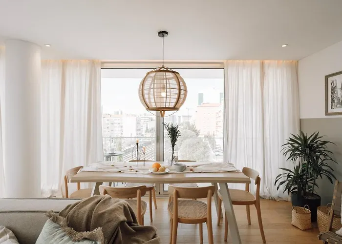Pescaia - 2 Bedrooms And 2 Balconies In Alvalade ליסבון